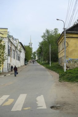 Torzhok, Rusya - 15 Mayıs 2019: Torzhok, Rusya'da sokaktaki evlerin görüntüsü