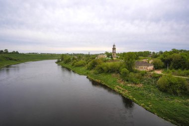Volga kıyısında Staritsa eski Rus kenti görüntü