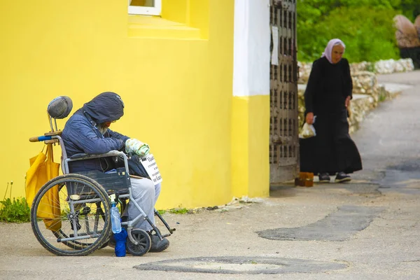 Borovsk Rússia Maio 2019 Imagem Mendigo Uma Cadeira Rodas Perto — Fotografia de Stock