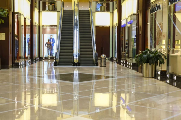俄罗斯莫斯科 2019年5月5日 莫斯科萨拉里斯购物中心内部自动扶梯的图片 — 图库照片