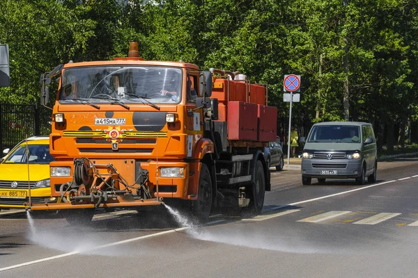 Москва Россия Мая 2019 Года Изображение Поливочной Машины Улице Москвы — стоковое фото