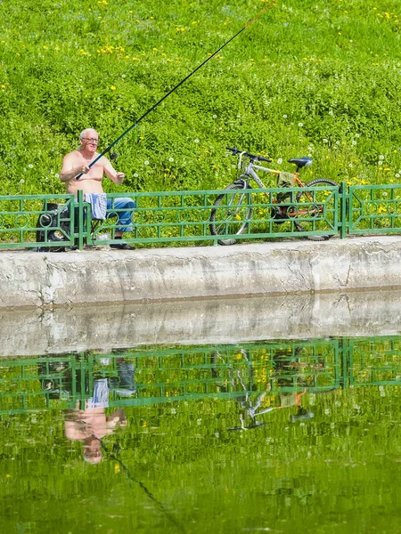 Московська Область Росія Травня 2019 Образ Старого Чоловіка Риболовля Березі — стокове фото