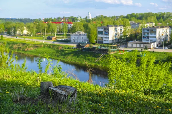 Rzhev Rússia Maio 2019 Imagem Edifícios Apartamentos Nas Margens Rio — Fotografia de Stock