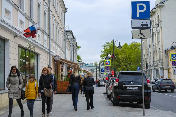 Moscou Rússia Maio 2019 Imagem Estacionamento Para Carros Longo Estrada — Fotografia de Stock