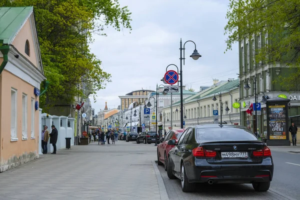 Moscú Rusia Mayo 2019 Imagen Aparcamiento Para Coches Largo Calle — Foto de Stock