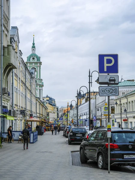 Moscou Rússia Maio 2019 Imagem Estacionamento Para Carros Longo Estrada — Fotografia de Stock