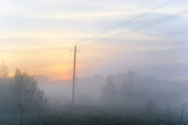 Linha Transmissão Energia Estrutura Apoio Nascer Sol Nevoeiro — Fotografia de Stock