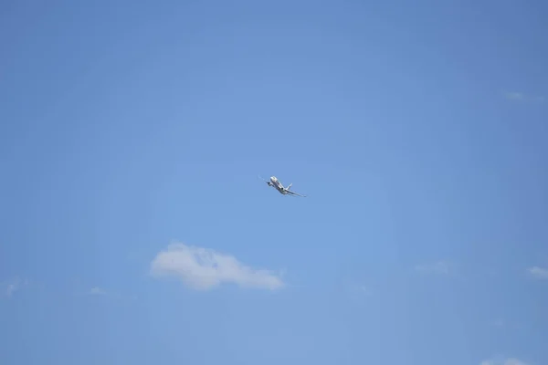 Gökyüzünde Bir Yolcu Uçağının Görüntüsü — Stok fotoğraf