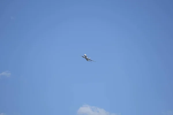 Gökyüzünde Bir Yolcu Uçağının Görüntüsü — Stok fotoğraf