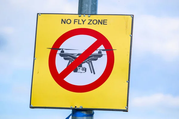 Imagen Poste Del Signo Adjunto Prohibición Los Cuadrocopteros Voladores —  Fotos de Stock