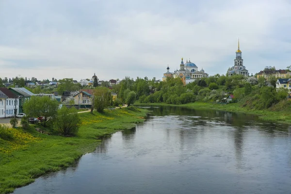 Панорама Города Торжок Видом Реку Жилые Дома Церковь Стоящую Вдали — стоковое фото