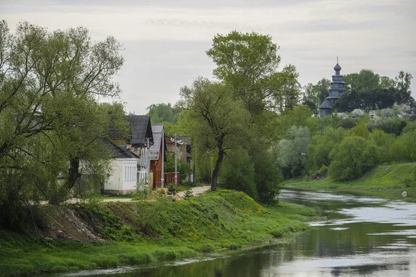 Imagen Casas Residenciales Orilla Del Río Ciudad Torzhok Rusia — Foto de Stock