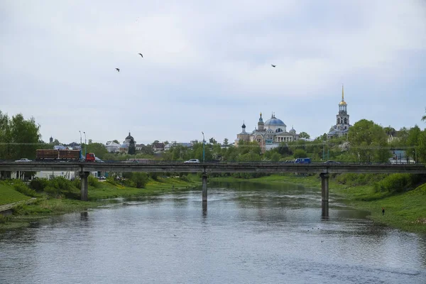 Torzhok Russland Mai 2019 Bild Der Brücke Und Vorbeifahrender Autos — Stockfoto