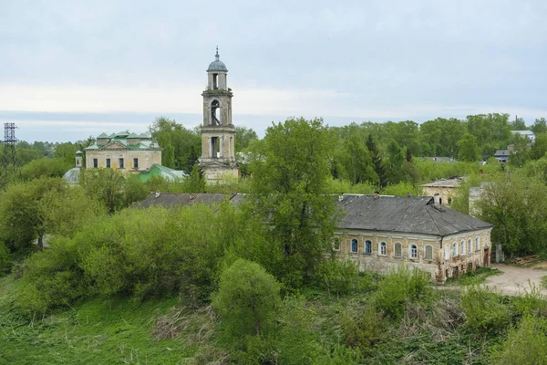 Imagen Primer Plano Edificio Abandonado Campanario Ciudad Staritsa Rusia —  Fotos de Stock