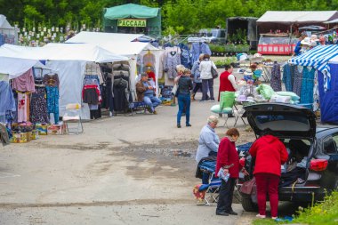 Vyazma, Rusya - 25 Mayıs 2019: Vyazma, Rusya'da açık hava alışveriş çadırları görüntüsü