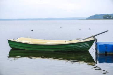 Göldeki bir teknenin görüntüsü