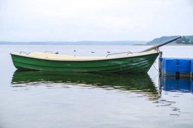 Göldeki bir teknenin görüntüsü