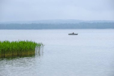 Göldeki bir teknenin görüntüsü