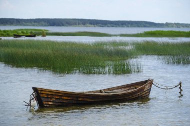 Göldeki bir teknenin görüntüsü