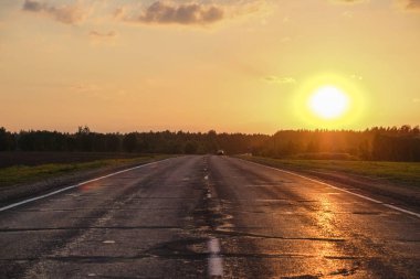 Gün batımında Bir Ülke Yolu Görüntüsü ile Manzara