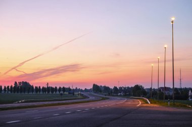 Gün batımında Bir Ülke Yolu Görüntüsü ile Manzara