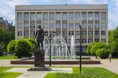 Smolensk, Rusya - 26 Mayıs 2019: Smolensk'te Glinka adlı müzik okulunun binası ve önünde Przhevalsky heykeli