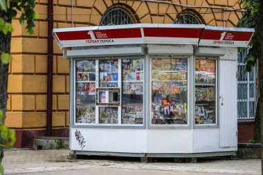 Smolensk, Rusya - 26 Mayıs 2019: Smolensk'te bir gazete bayisi görüntüsü