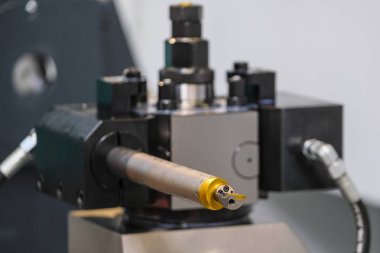 metal işleme makinesinin bir kısmının kapatılması