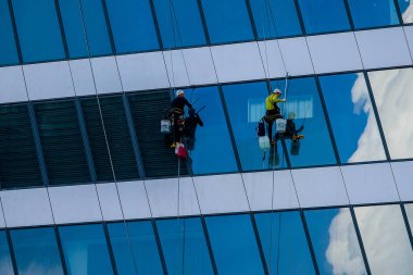 Moskova, Rusya - 29 Mayıs 2019: Steeplejacks Moskova'da Bir Duvar Üzerinde Çalışıyor 