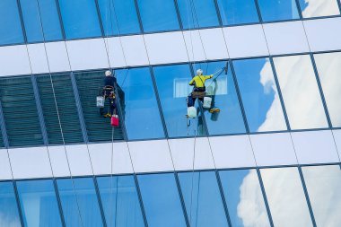 Moskova, Rusya - 29 Mayıs 2019: Steeplejacks Moskova'da Bir Duvar Üzerinde Çalışıyor 
