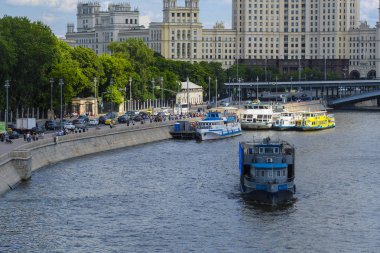 Moskova, Rusya - 3 Haziran 2019: Moskova'da Moskova nehri üzerindeki gemiler, Rusya