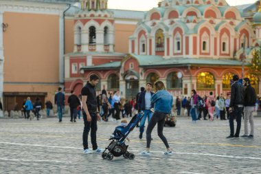 Kızıl Meydan, Moskova, Rusya - 20 Mayıs 2019: Moskova'daki Kızıl Meydan'da turistler