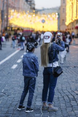 Kızıl Meydan, Moskova, Rusya - 20 Mayıs 2019: Moskova'daki Kızıl Meydan'da turistler