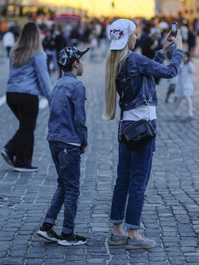 Kızıl Meydan, Moskova, Rusya - 20 Mayıs 2019: Moskova'daki Kızıl Meydan'da turistler