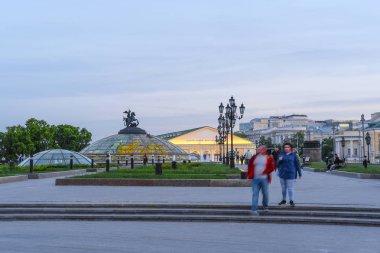 Manezhnaya meydanı, Moskova, Rusya - 20 Mayıs 2019: Gün batımında Moskova'daki Manezhnaya meydanı
