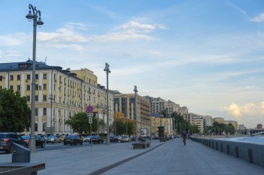 Kotelnicheskaya seti, Moskova, Rusya - 22 Mayıs 2019: Gün batımında Moskova'da Kotelnicheskaya setini