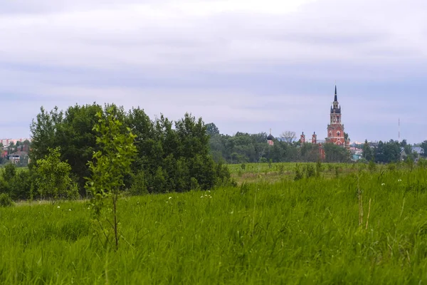 景观与在俄罗斯莫扎伊斯克的教堂的形象 — 图库照片