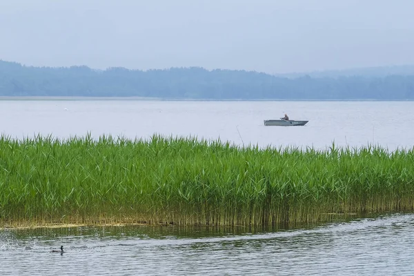 Het Beeld Van Een Boot Een Meer — Stockfoto