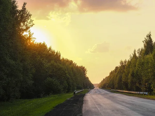 Landschaft Mit Dem Bild Einer Landstraße Bei Sonnenuntergang — Stockfoto
