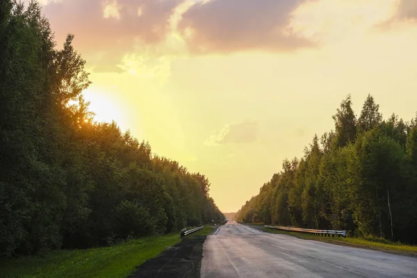 Landschaft Mit Dem Bild Einer Landstraße Bei Sonnenuntergang — Stockfoto