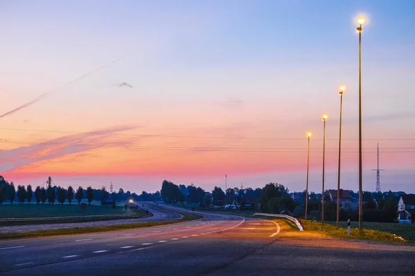 Landschaft Mit Dem Bild Einer Landstraße Bei Sonnenuntergang — Stockfoto