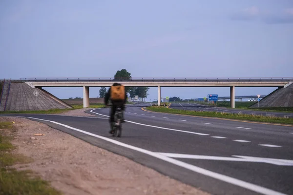Bild Eines Radfahrers Auf Der Autobahn — Stockfoto