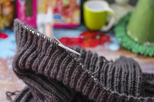 Bild Des Strickens Auf Metallstricknadeln — Stockfoto