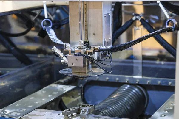 Metal Işleme Makinesinin Bir Kısmının Kapatılması — Stok fotoğraf