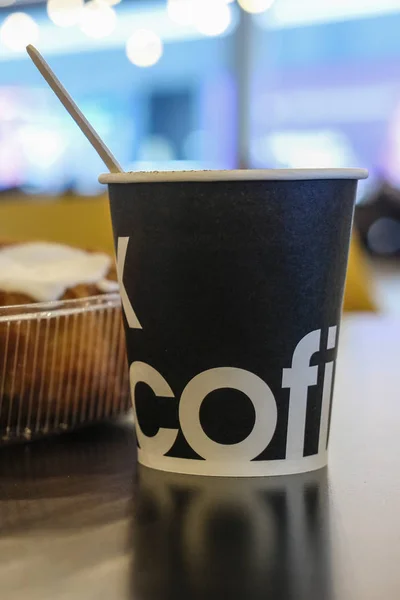 Изображение Кофе Бумажной Чашке Булочке — стоковое фото