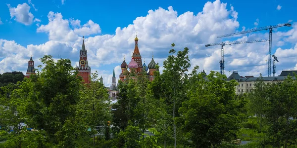 莫斯科 俄罗斯 2019年6月3日 从公园扎里亚迪耶欣赏圣巴西尔大教堂和莫斯科克里姆林宫 — 图库照片