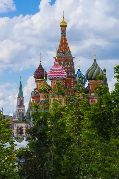 モスクワ ロシア 2019年6月3日 聖バジル大聖堂とモスクワ クレムリンを見る — ストック写真