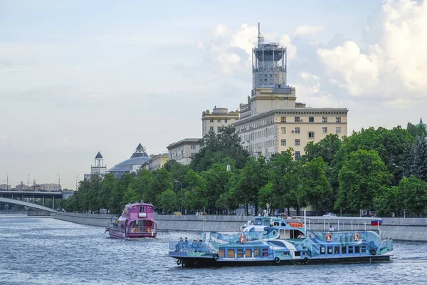 Moskova, Rusya - 3 Haziran 2019: Moskova'da Moskova nehri üzerindeki gemiler, Rusya