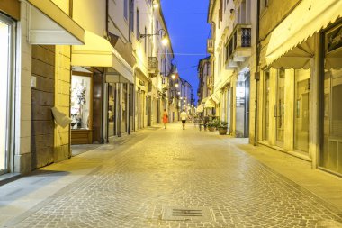Adria, İtalya - 11 Temmuz 2019: Adria, İtalya'nın orta caddelerinden biri, akşam