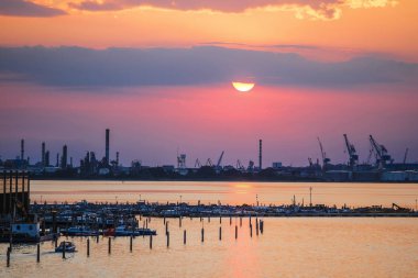 Gün batımında Venedik limanının panoraması